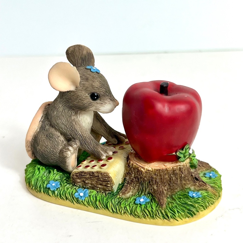 1997 Charming Tails Maxine Mouse Goes Online W "Apple" Computer Retired